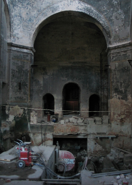 Это внутри Троицкого храма Староторжского монастыря, работает камнерезный станок. Там вскрывается пол и ведутся масштабные работы.