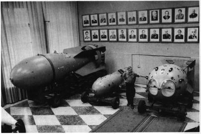 Сравнительные размеры первых советских ядерных бомб.