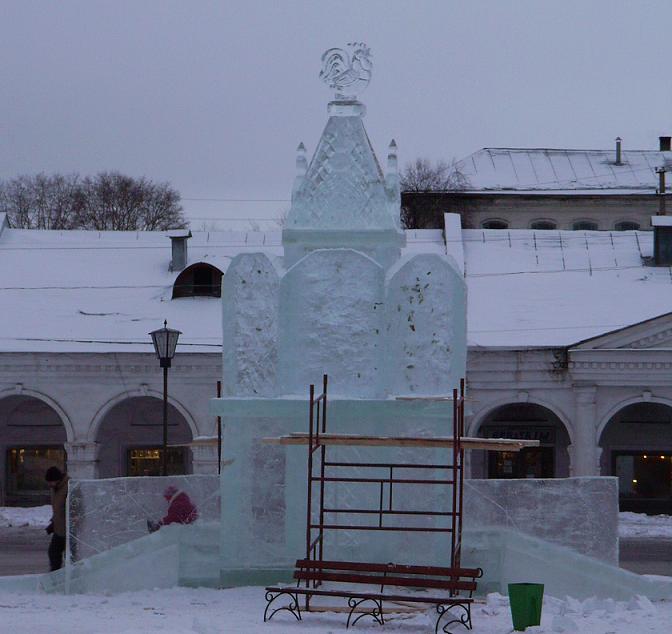 Ледовый замок в центре рядом с корабликом