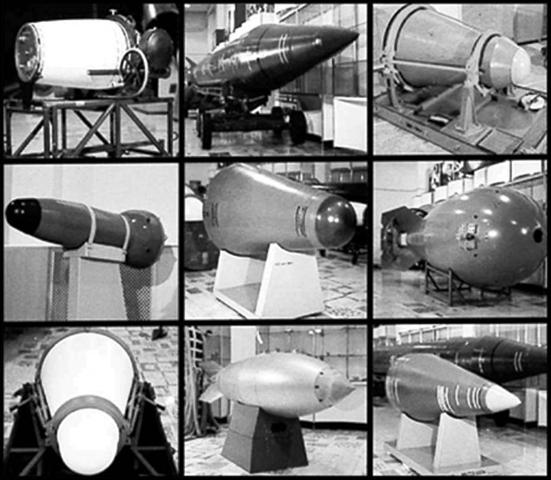 В основном представлены боеголовки ракет для подводных лодок и ракет средней дальности. Есть даже ракета целиком (середина верхнего ряда). Авиабомба справа в середине напоминает корпус РДС-6с и РДС-36.