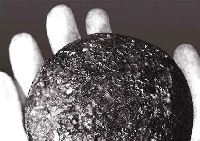 Плутониевый слиток весом 3-3,5 кг, из которого была изготовлена одна из полусфер для первой советской атомной бомбы (фото из газеты Атом-Пресса за январь 2008 года)