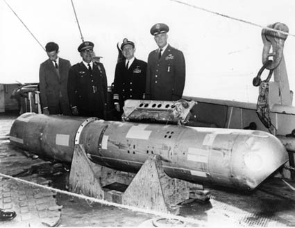 Одна из бомб, потерянных в катастрофе Б-52 17 января 1966 года, поднятая с глубины более 800 метров, где она пролежала около 4 месяцев. Бомбу помяли, в основном, пока доставали со дна.