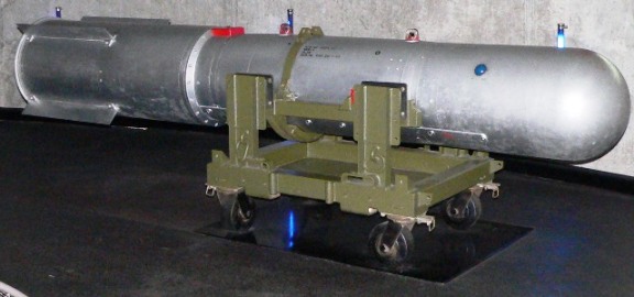 Модификация Мк-28 мощностью 1,1 Мт. В округлом носовом обтекателе находится не первичный ядерный заряд, как можно подумать, рассмотрев схему ниже, а конструкция, амортизирующая вероятные удары. Начинка бомбы расположена в середине корпуса. Сзади - парашют