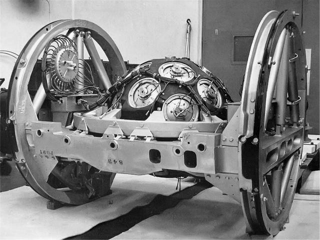 Заряд британской бомбы Blue Danubе - аналога нашей РДС-6с - испытание Orange Herald 1957 года. Диаметр центральной сферы - около 1 м. &amp;quot;Колеса&amp;quot; - элементы конструкции отсека бомбы. Диск с проводами слева - источник импульса подрыва 32 взрывателей