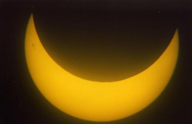 Солнечное затмение 31 мая 2003 года. Примерно так же оно выглядело и в Галиче в тот день рано утром. В список это затмение не вошло - фаза всего 0,74. Солнечный серп в затмении 4 января 2011 года будет примерно вдвое уже.