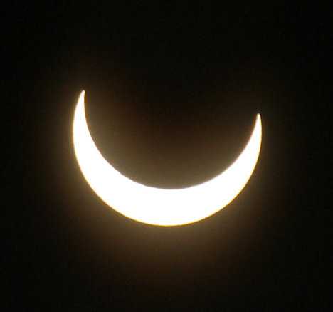Максимальная фаза затмения - видно только около 15% солнечного диска. Фото сделано с помощью хорошего телеобъектива через плотный светофильтр типа окна маски для электросварки.