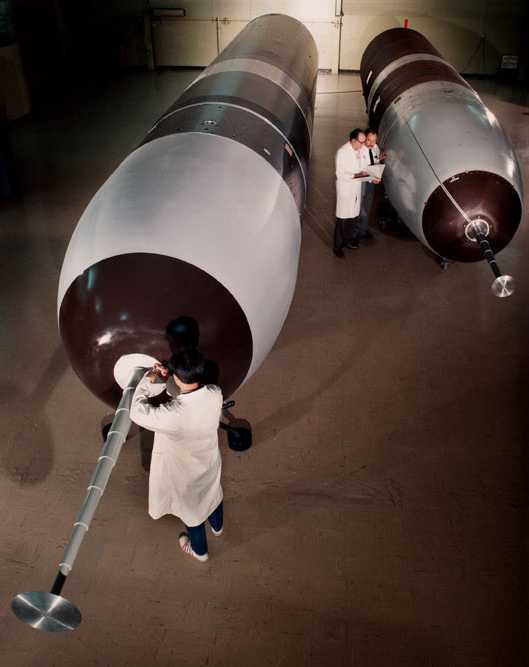 Обе ракеты трехступенчатые: слева Трайдент II (D-5), справа - Трайдент I, или С-4. Телескопические аэродинамические штыри выдвинуты, как в полете. При хранении они сложены в корпусе ракеты.