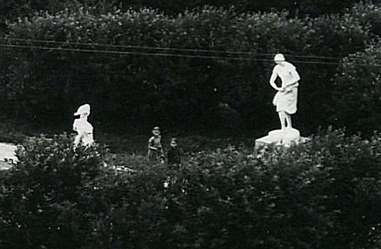 1960-Галич сквер (скульптуры).jpg
