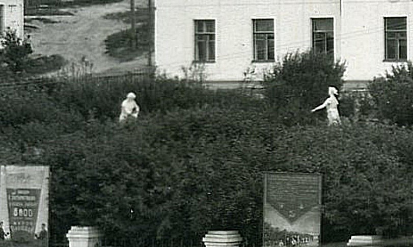 1960-Галич райком (скульптуры).jpg