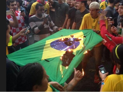 Бразильцы сжигают флаг