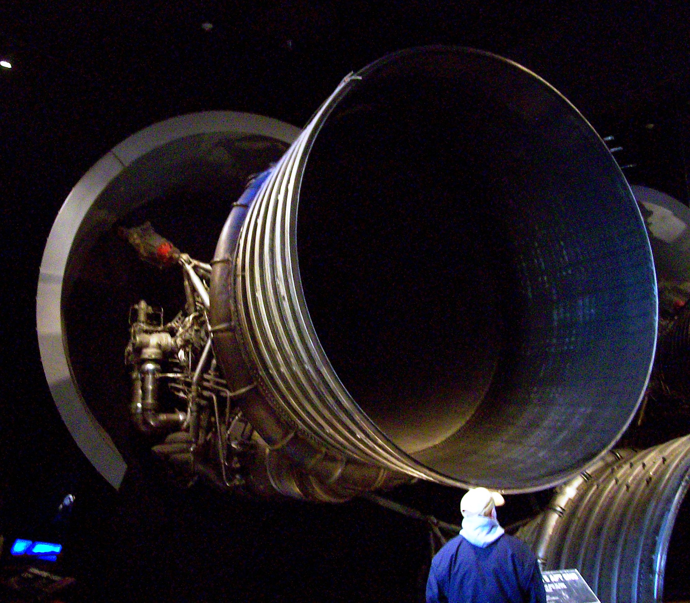Сопло одного из 5 двигателей первой ступени ракеты Сатурн-5 (тяга одного двигателя - около 700 тонн, диаметр сопла более 3 м)