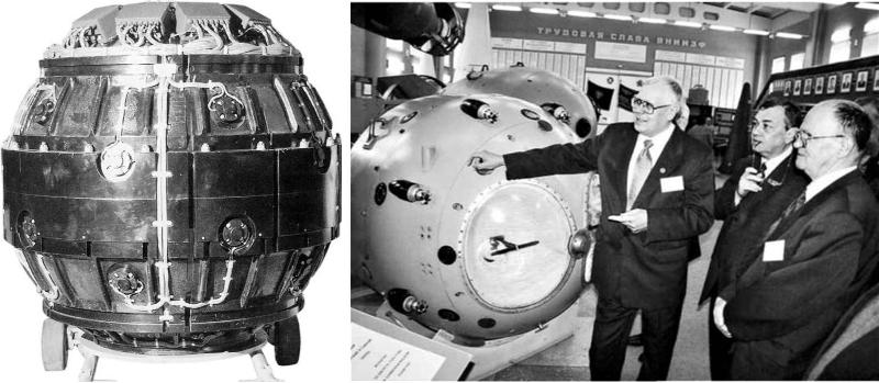 Директор музея и посетители с интересом рассматривают внутренность первой советской атомной бомбы РДС-1 (показана отдельно слева). Корпус бомбы РДС-1 - на переднем плане в центре, за ней - сахаровская РДС-6с.